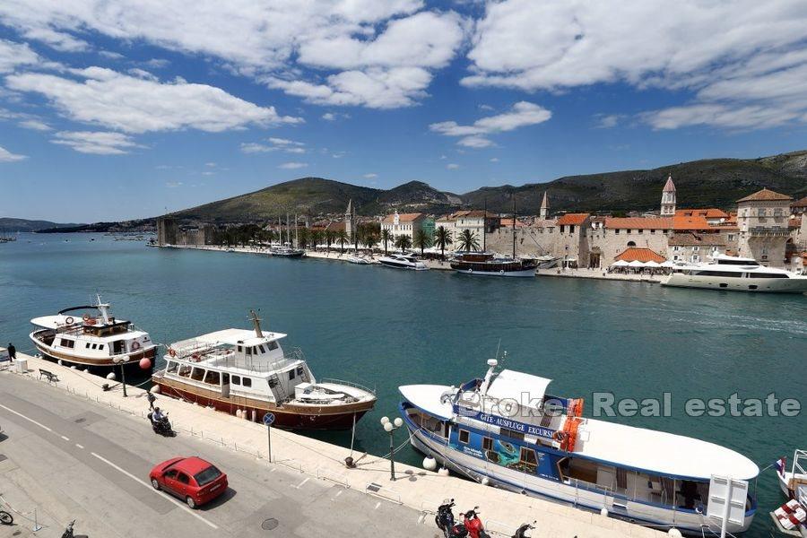 Trogir - Hotel v prvom rade pri mori