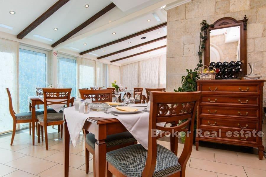 Trogir - Hotel u prvom redu do mora