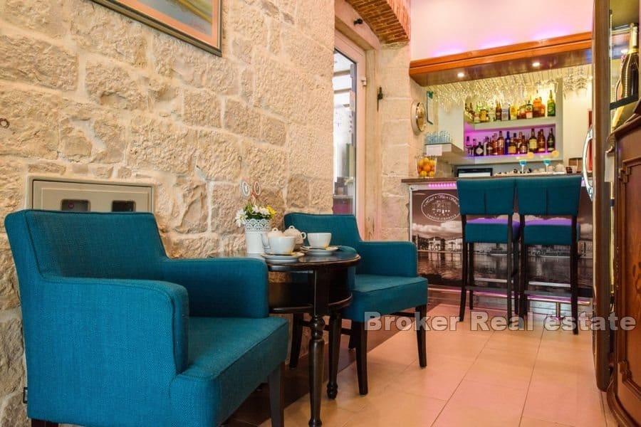 Trogir - Hotel u prvom redu do mora