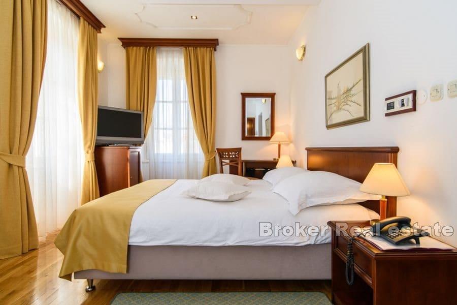 Trogir - Hotel u prvom redu do mora