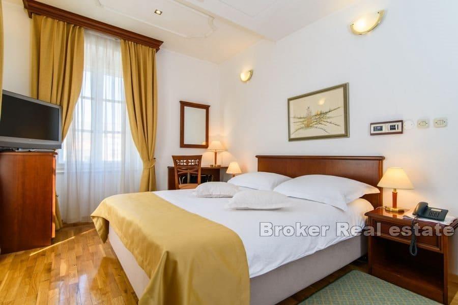 Trogir - Hotel u prvom redu do mora