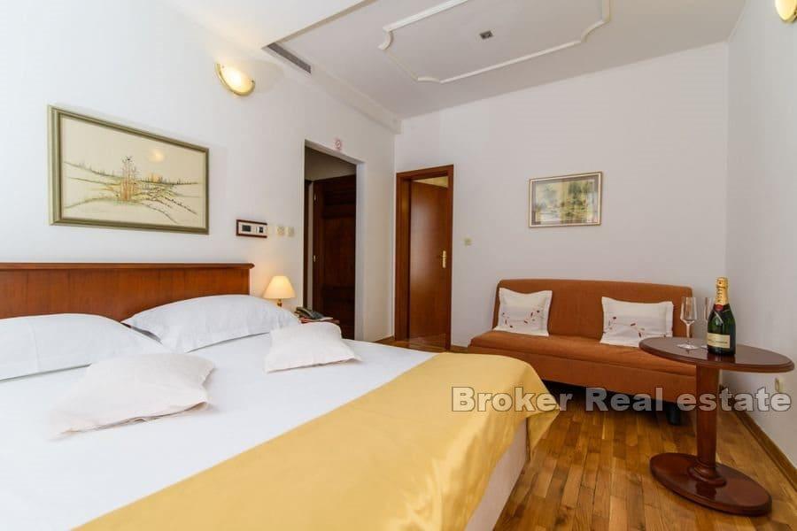 Trogir - Hotel u prvom redu do mora