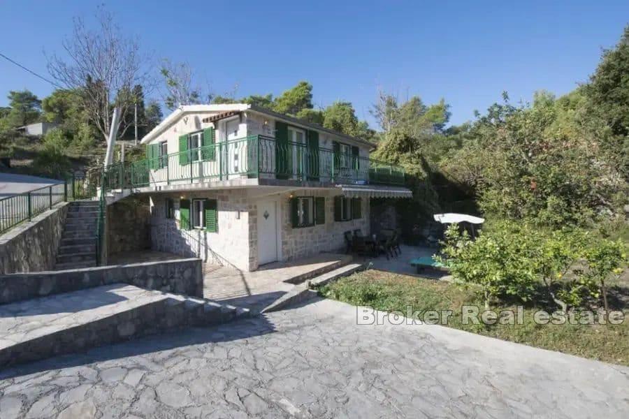 Šolta - Kamenný dům v blízkosti moře