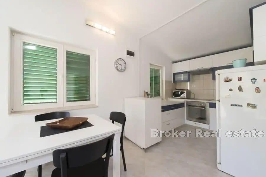 Šolta - Kamenný dům v blízkosti moře