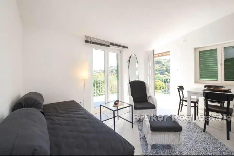 Šolta - Kamenný dům v blízkosti moře