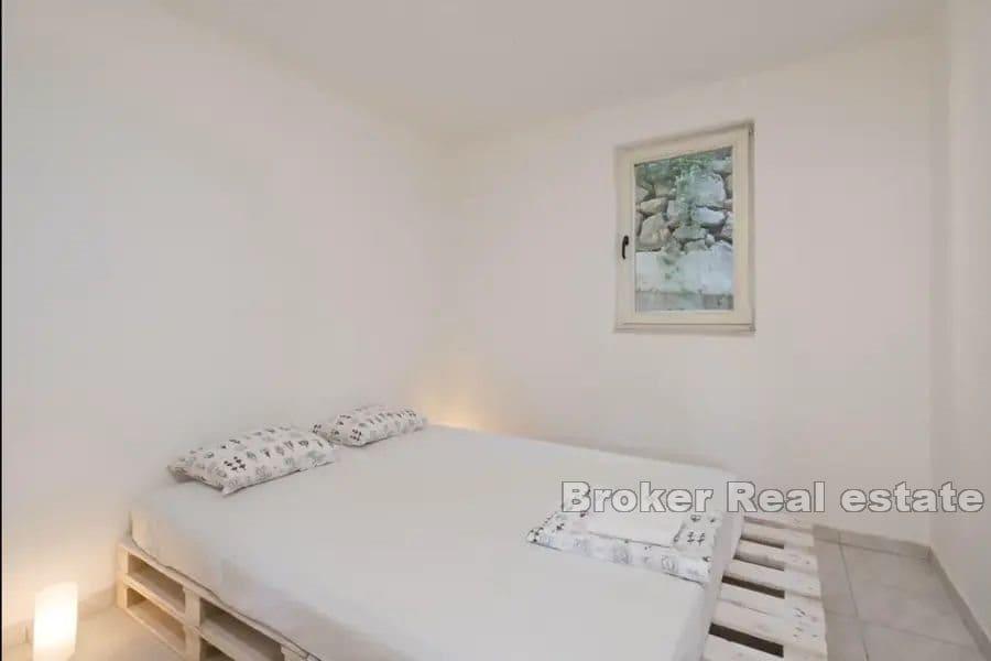 Šolta - Kamenný dům v blízkosti moře