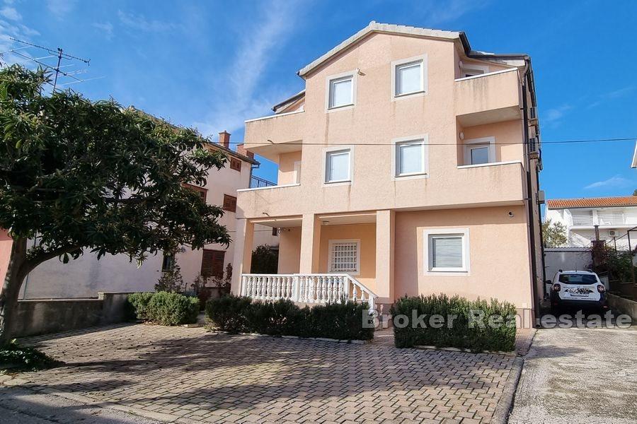 Vodice - Dom z apartamentami we wspaniałym miejscu blisko morza