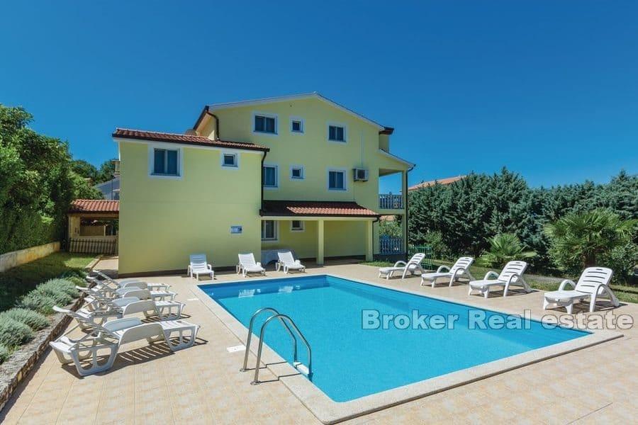 Spacious house with a large pool