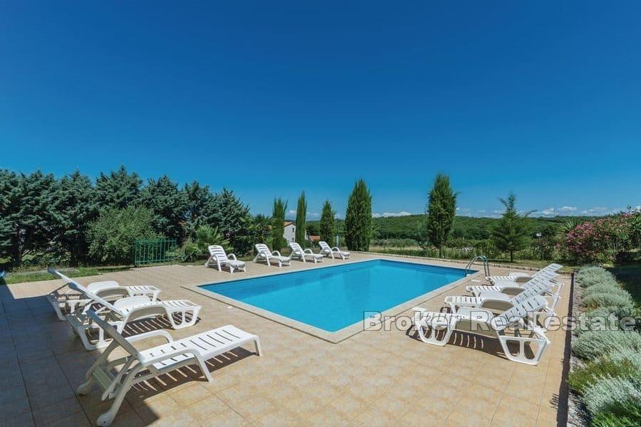 Spacious house with a large pool