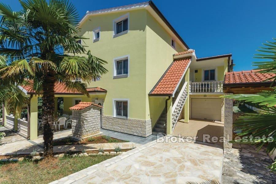 Spacious house with a large pool