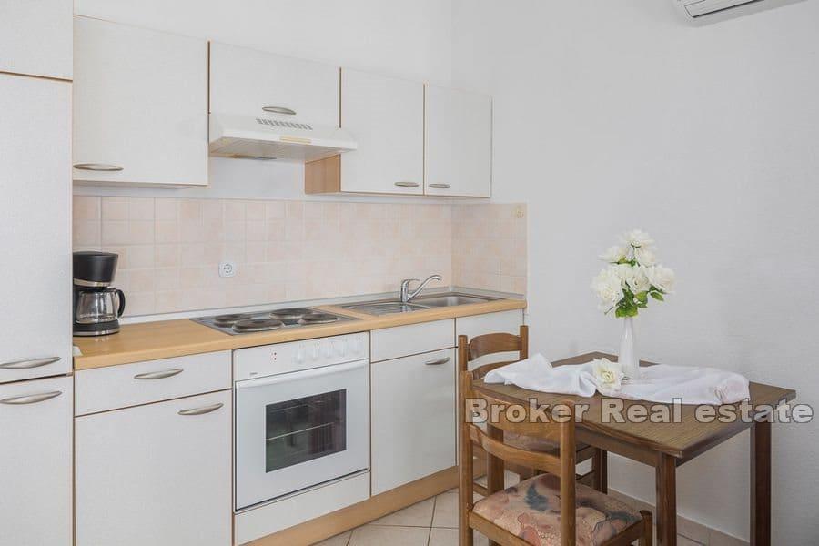 Spacious house with a large pool