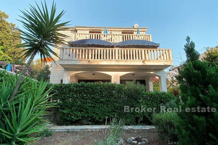 Ostrov Brač - Apartmánový dom v centre mesta
