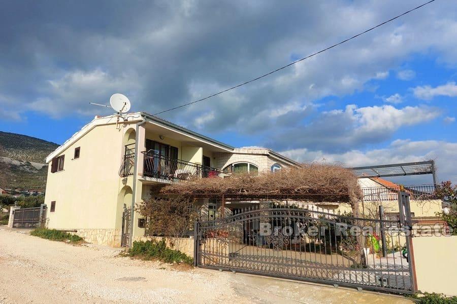 Trogir - Kuća s bazenom na mirnoj lokaciji