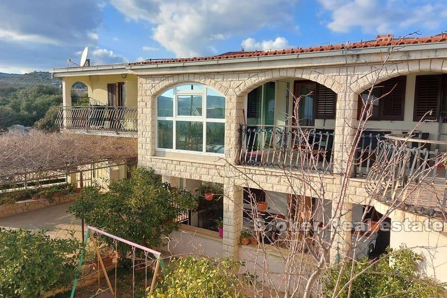 Trogir - Kuća s bazenom na mirnoj lokaciji
