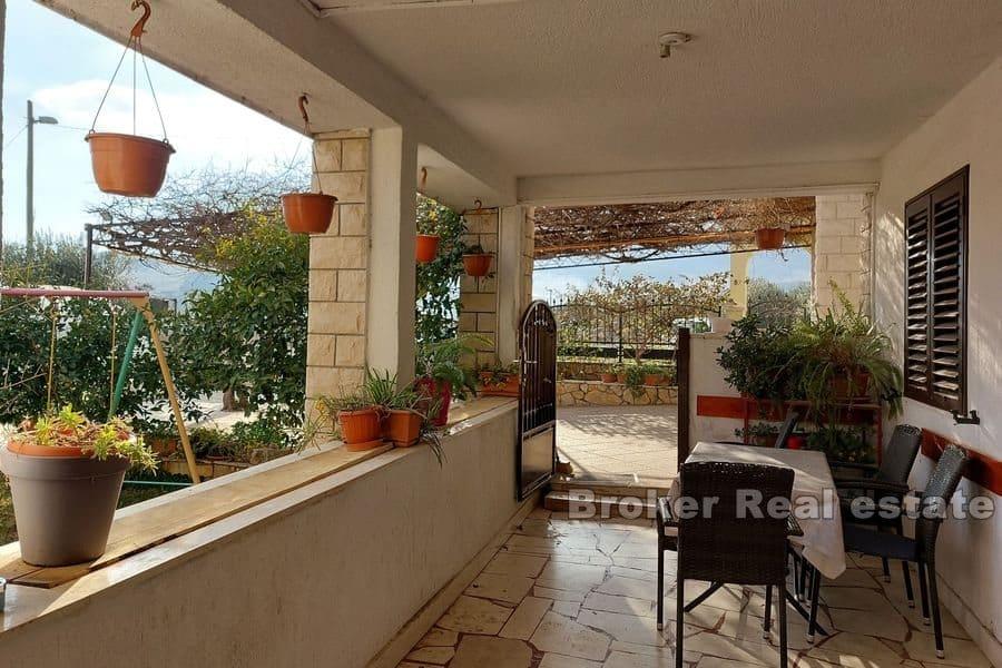 Trogir - Kuća s bazenom na mirnoj lokaciji