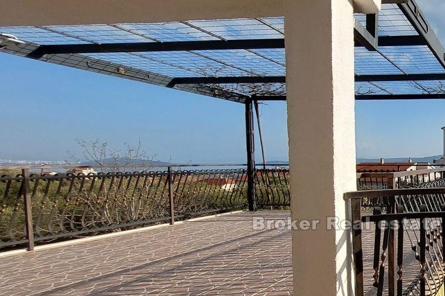 Trogir - Kuća s bazenom na mirnoj lokaciji