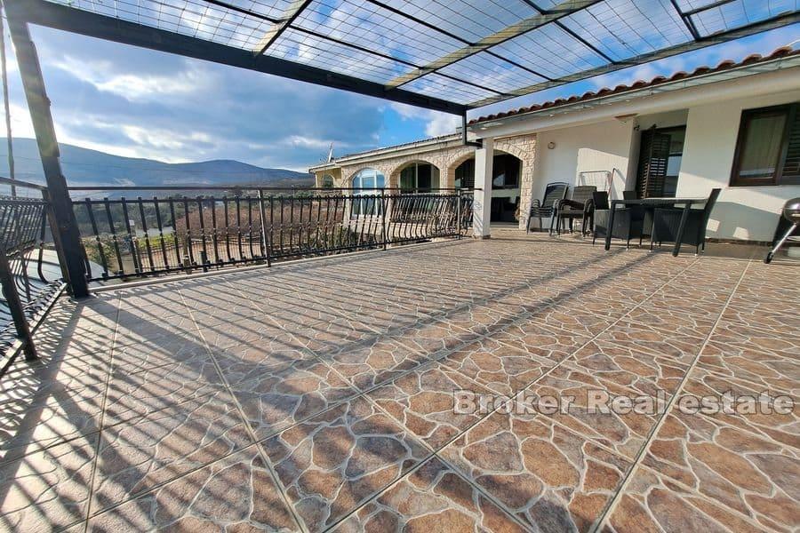 Trogir - Kuća s bazenom na mirnoj lokaciji