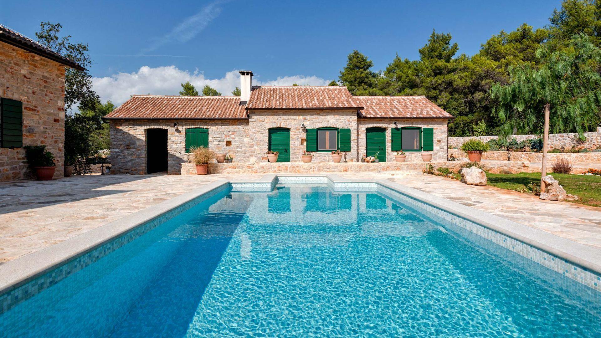 Wyspa Hvar - Posiadłość z kamiennymi domami i basenem