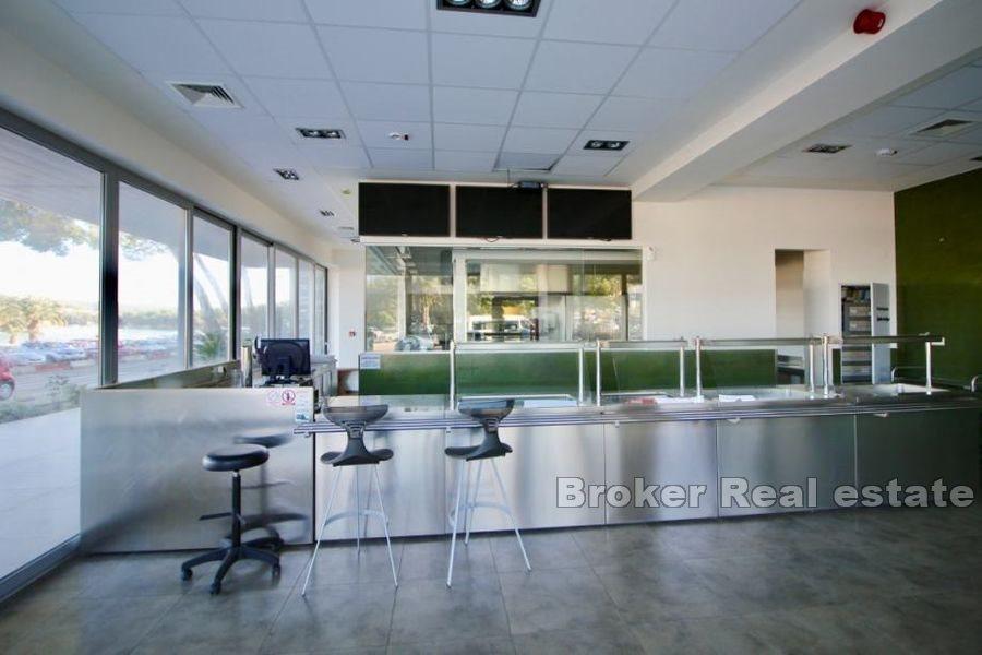 Ostrov Hvar - Obchodní prostor u moře