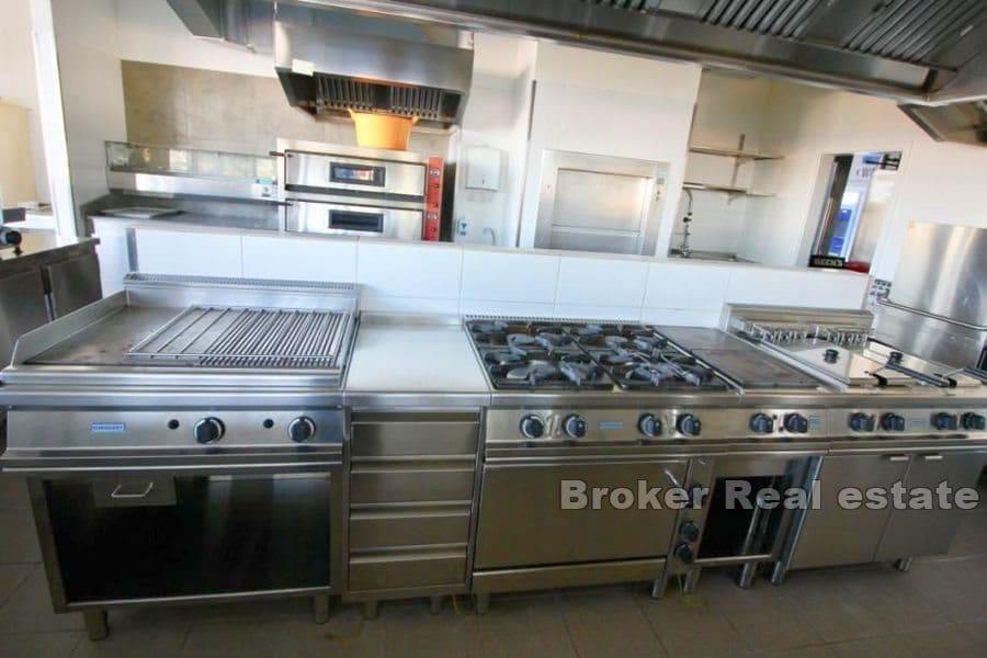 Остров Хвар - Деловое пространство у моря