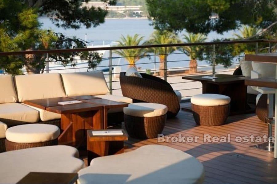 Île de Hvar - Grand espace commercial au premier rang de la mer