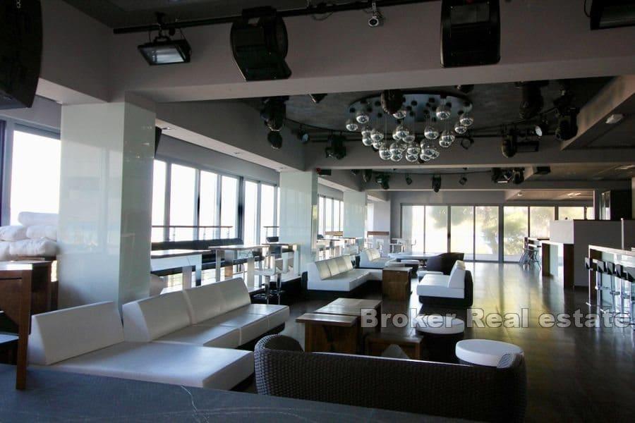 Île de Hvar - Grand espace commercial au premier rang de la mer