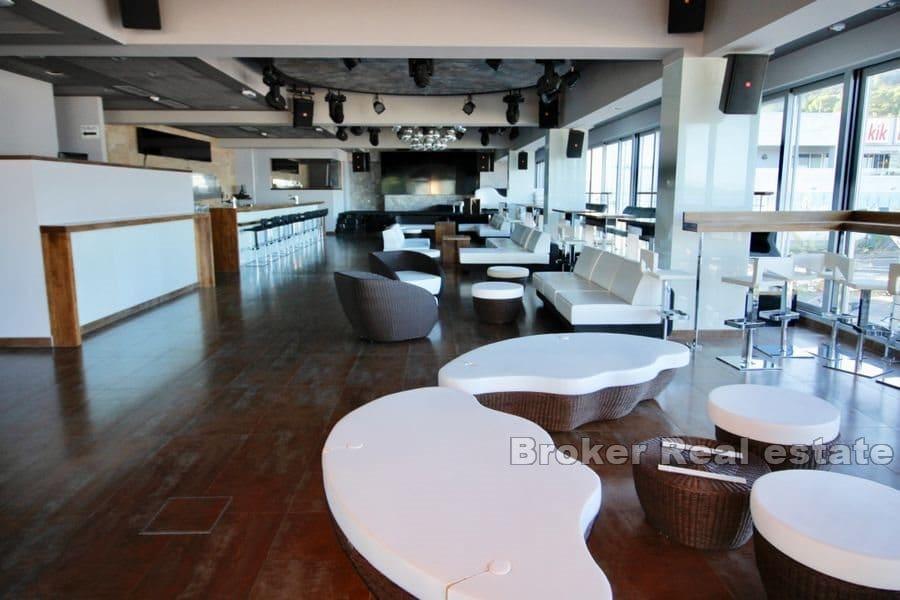 Île de Hvar - Grand espace commercial au premier rang de la mer