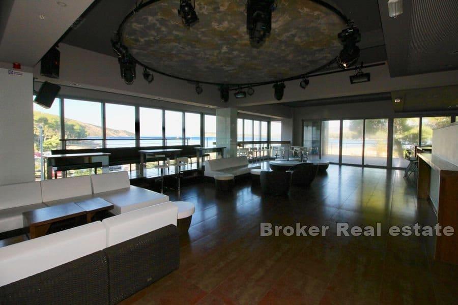 Île de Hvar - Grand espace commercial au premier rang de la mer