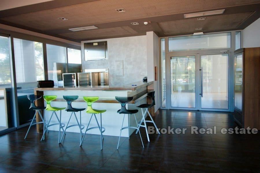 Île de Hvar - Grand espace commercial au premier rang de la mer