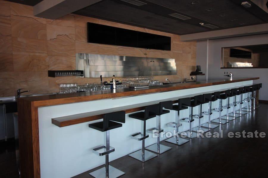 Île de Hvar - Grand espace commercial au premier rang de la mer