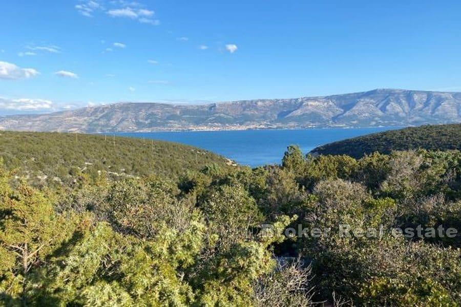 Wyspa Hvar - Grunty rolne z otwartym widokiem na morze