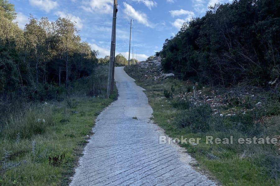 Wyspa Hvar - Grunty rolne z otwartym widokiem na morze