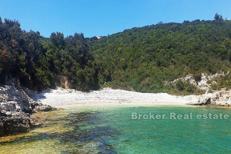 U Puly - Prostorný pozemek na frekventované lokalitě