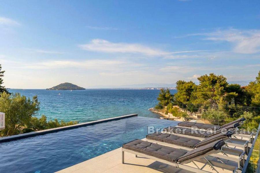 Ön Ugljan - Attraktiv villa med pool vid havet