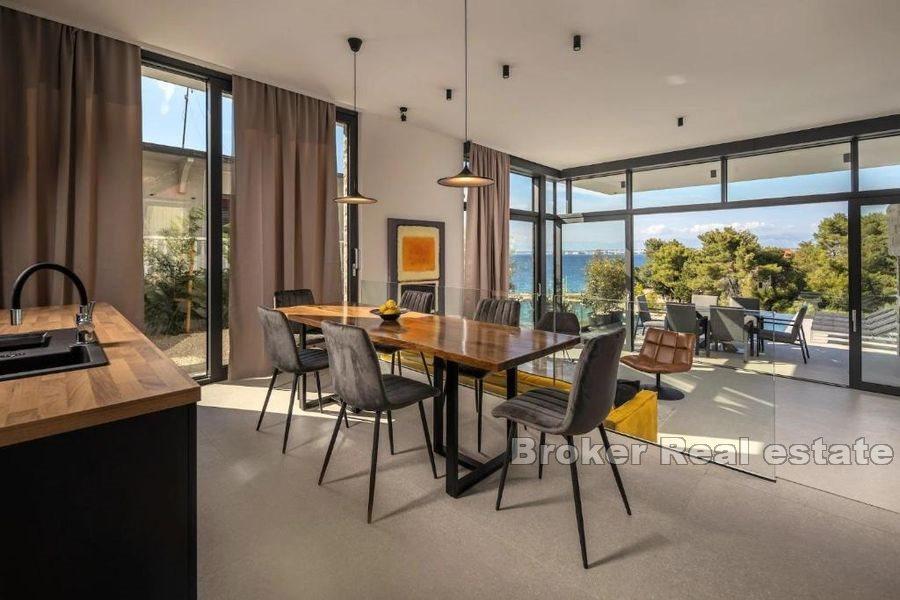 Ön Ugljan - Attraktiv villa med pool vid havet