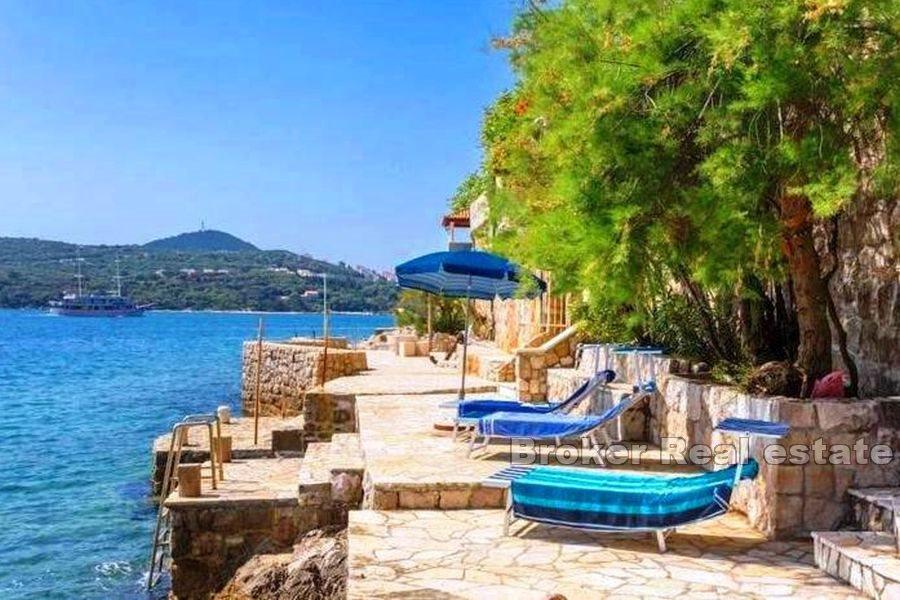 Dubrovnik - Två hus i första raden mot havet