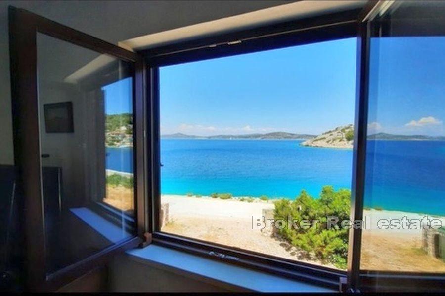 Ön Zirje - Hus vid havet och stränderna