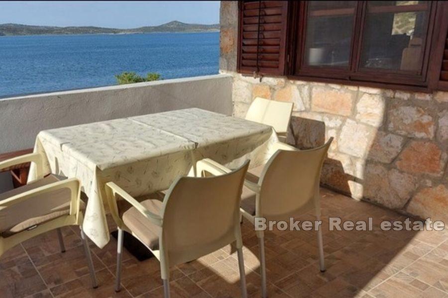 Ön Zirje - Hus vid havet och stränderna