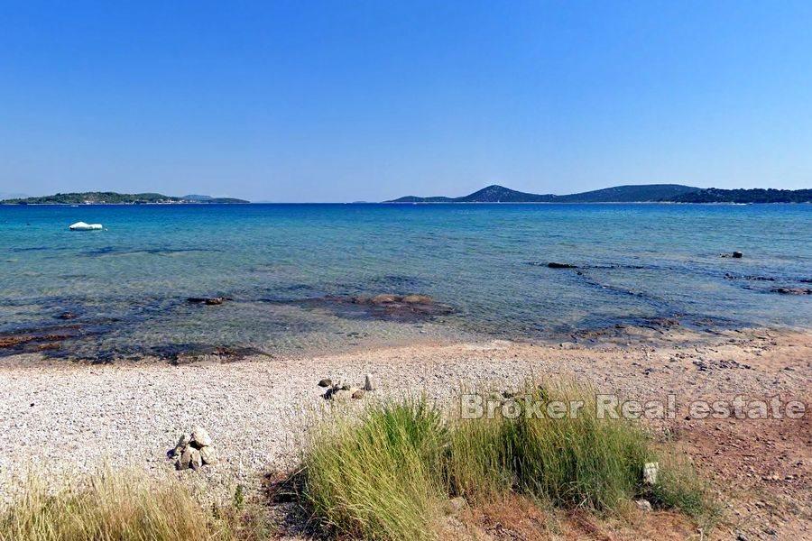 Vodice - Terrain au bord de la plage de galets