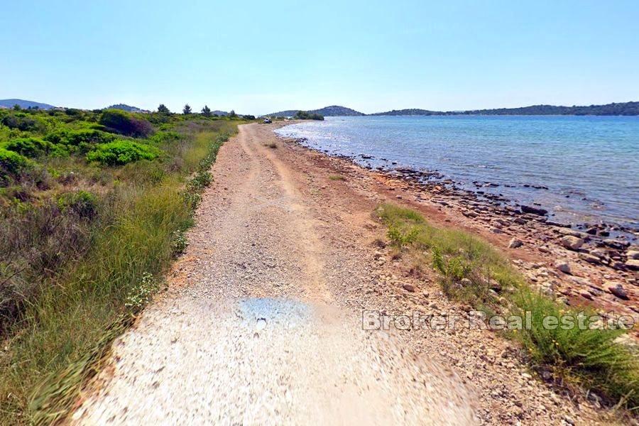 Vodice - Terrain au bord de la plage de galets