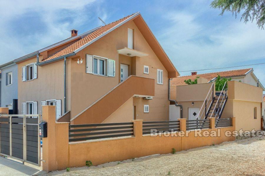 V blízkosti Biograd - Dom s bazénom