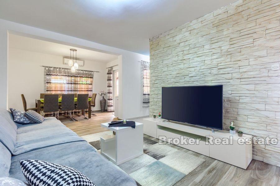 V blízkosti Biograd - Dom s bazénom