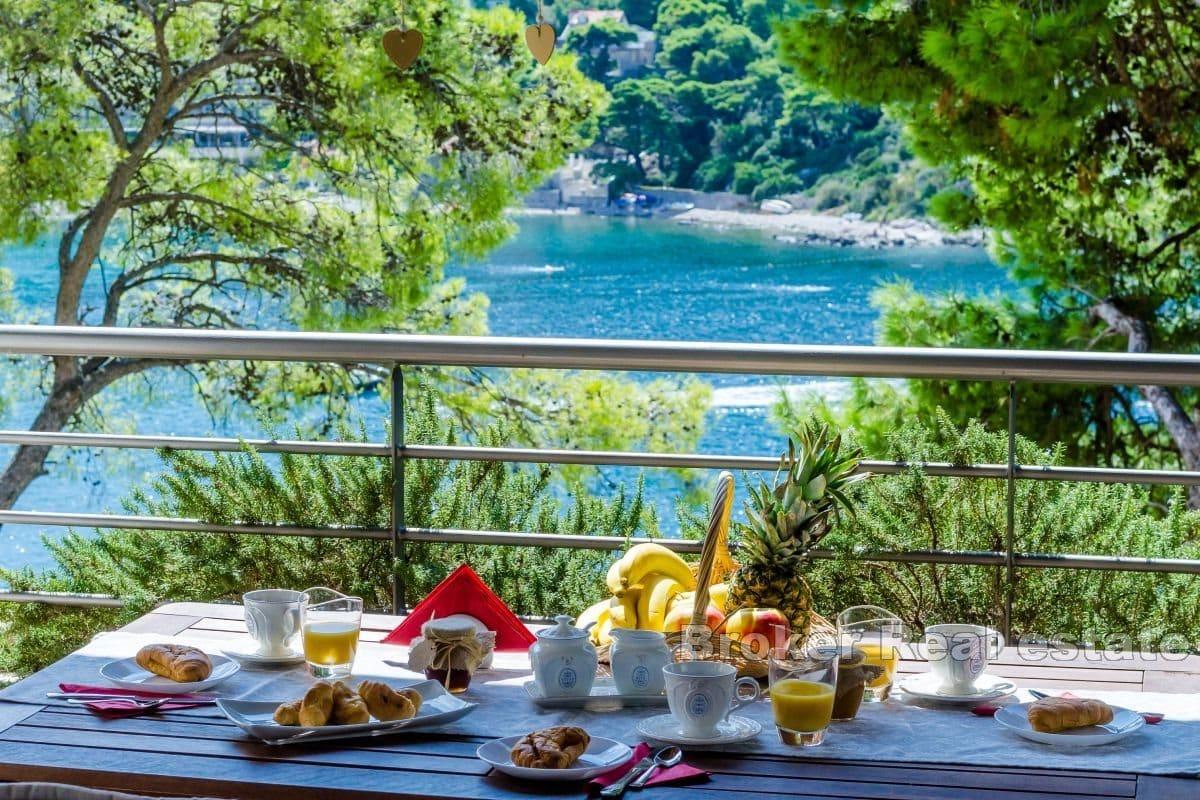 Современная квартира, первый ряд от моря