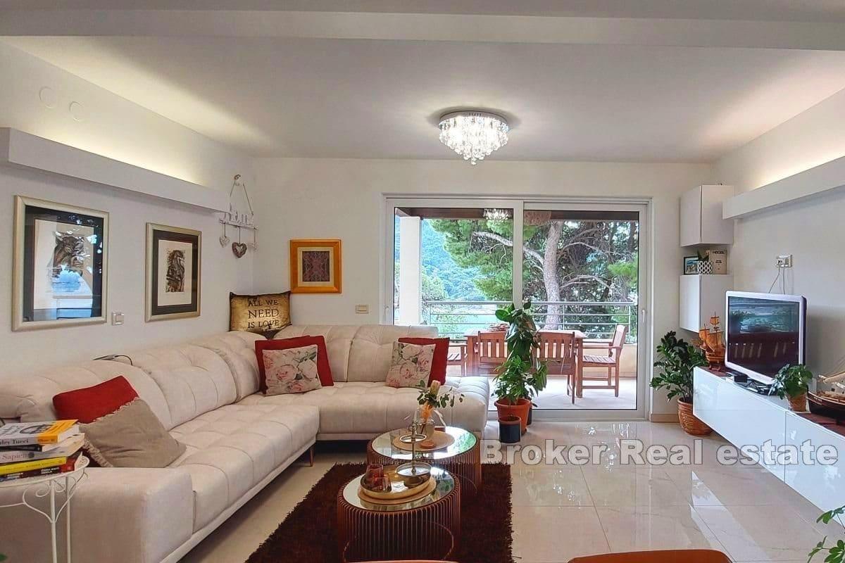 Современная квартира, первый ряд от моря