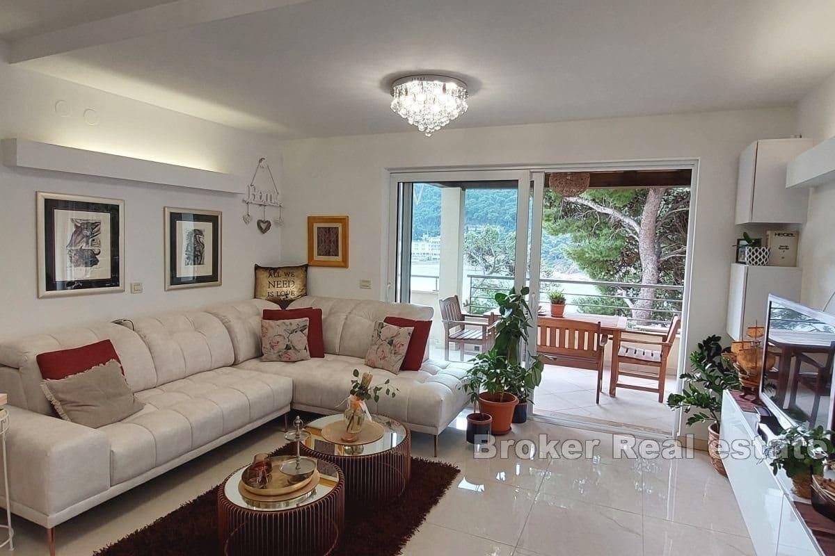 Современная квартира, первый ряд от моря