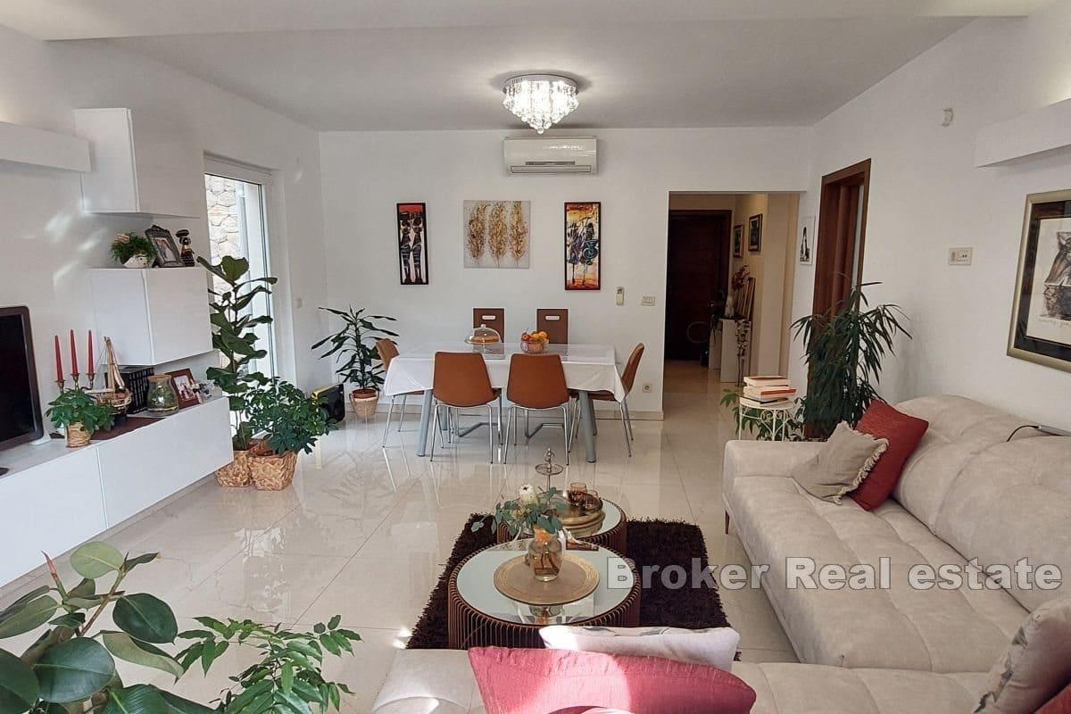 Современная квартира, первый ряд от моря