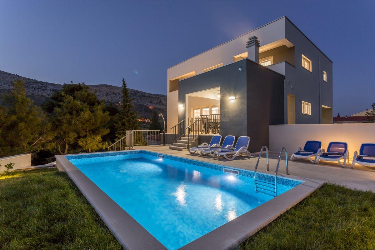 01-5302-30-Omis-Luxury-villa-with-pool-for-sale