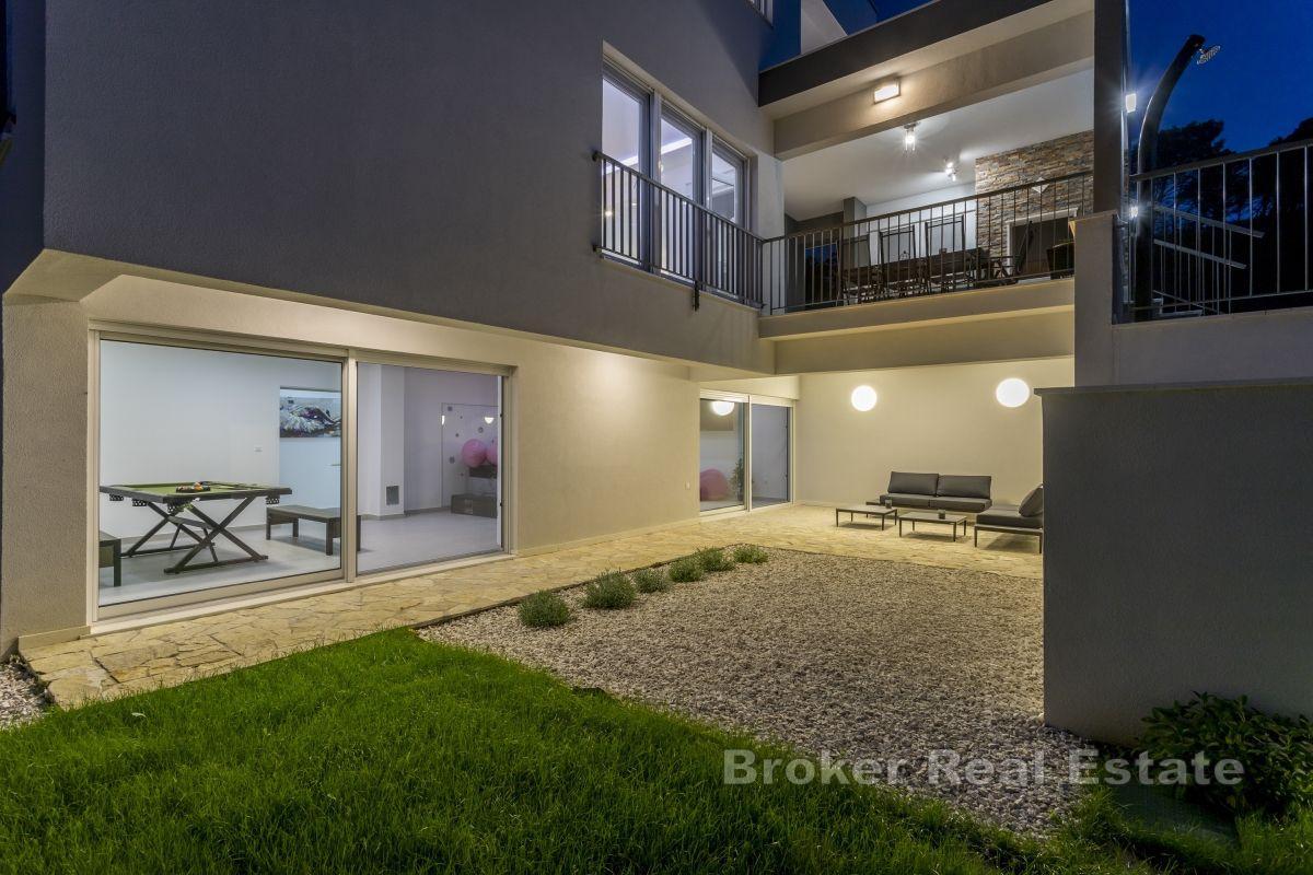 Luxusní vila s bazénem v klidné lokalitě