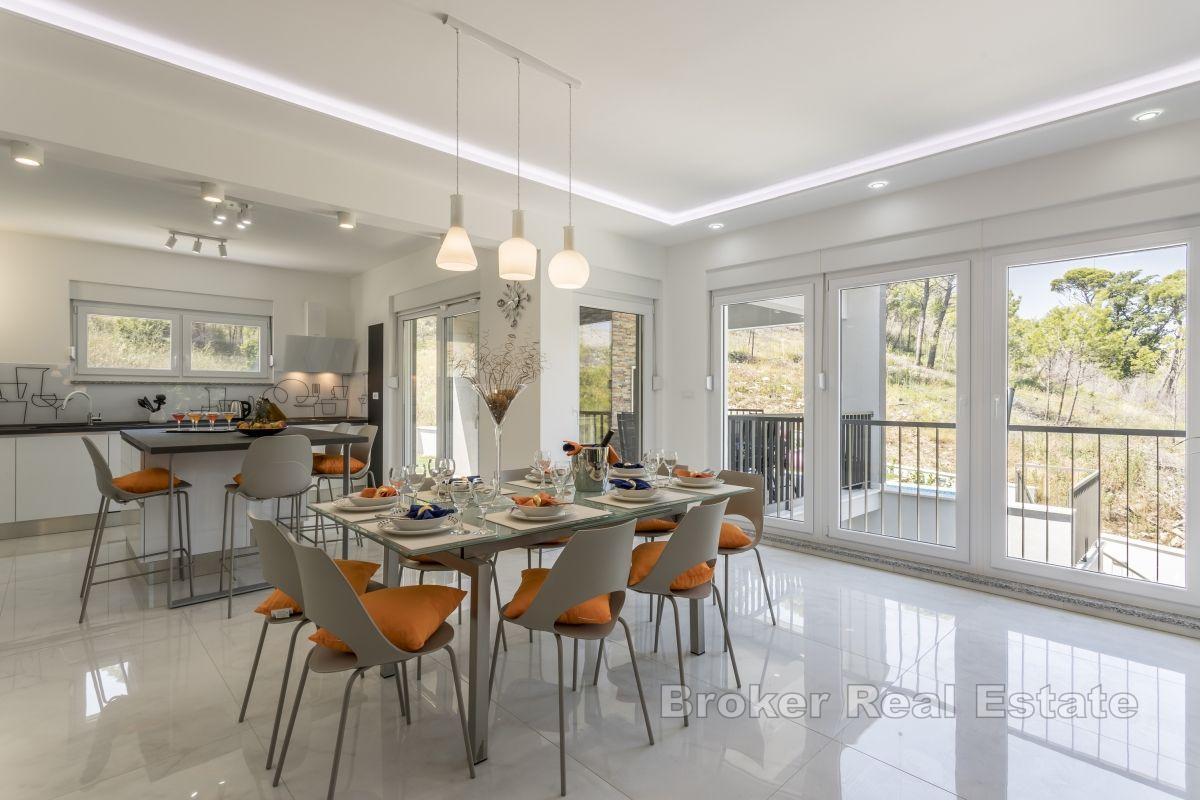 Villa de luxe avec piscine dans un endroit calme