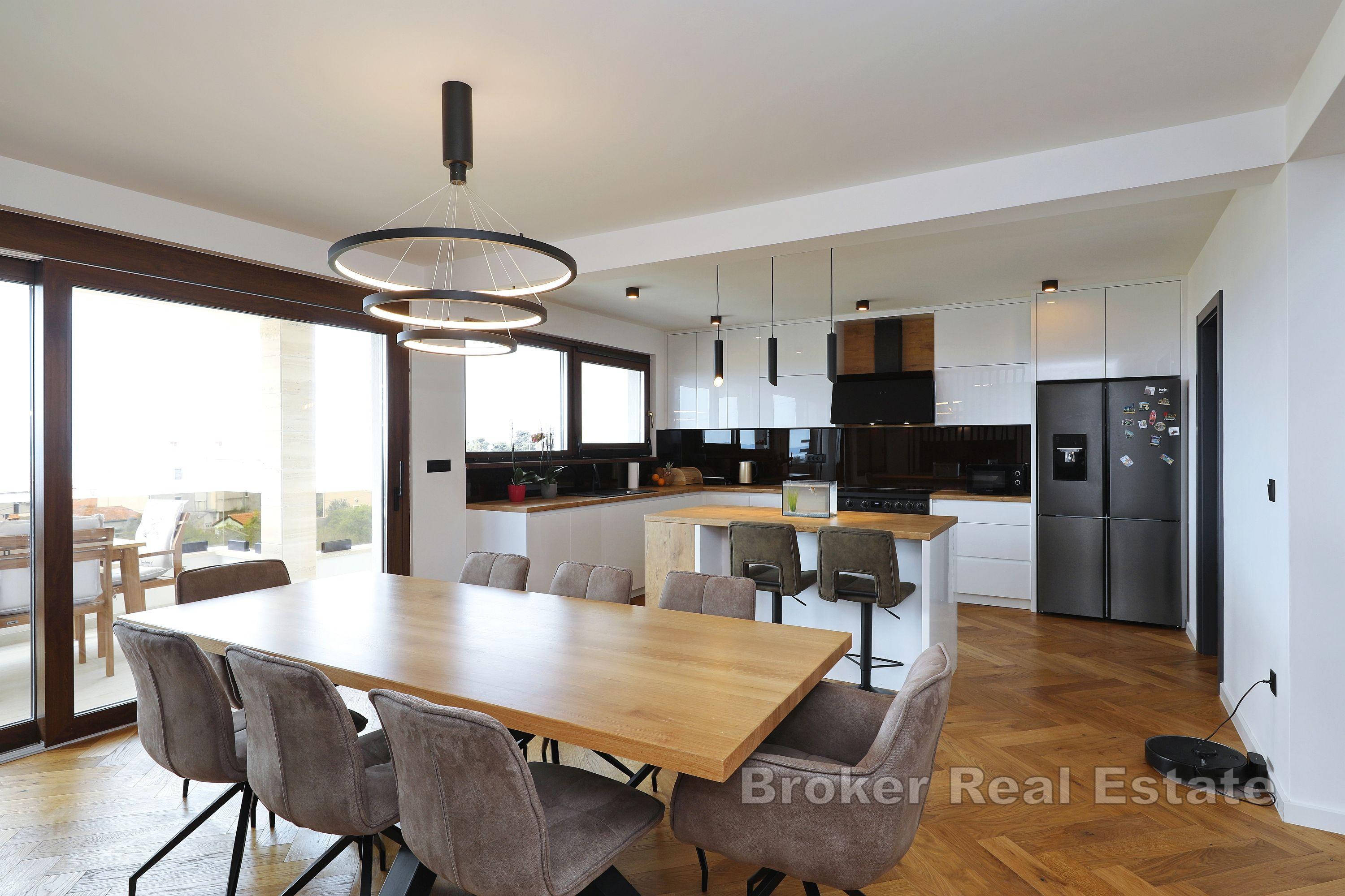 Nowoczesna willa z basenem i kortem tenisowym